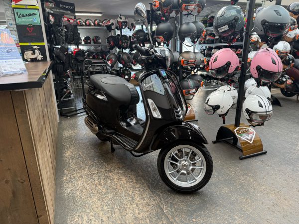 vespa primavera 45km bromfiets bj2019 11664km VERKOCHT - Afbeelding 2