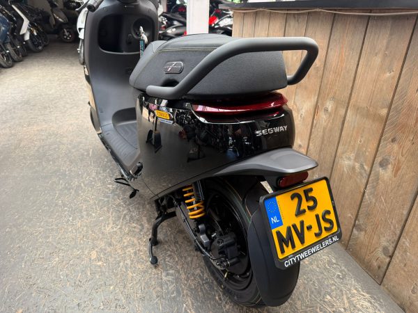 Segway E300SE  motor scooter 100% elektrische bj2024 40km!!! - Afbeelding 4