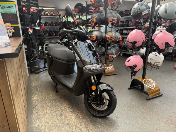 Segway E300SE  motor scooter 100% elektrische bj2024 40km!!! - Afbeelding 2