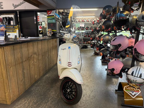 Vespa Sprint 45-km bromfiets bj2015 4579km!!! verkocht