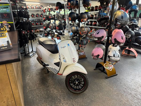 Vespa Sprint 45-km bromfiets bj2015 4579km!!! verkocht - Afbeelding 2