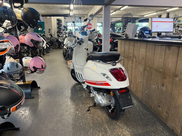 Vespa Sprint 45-km bromfiets bj2015 4579km!!! verkocht - Afbeelding 3