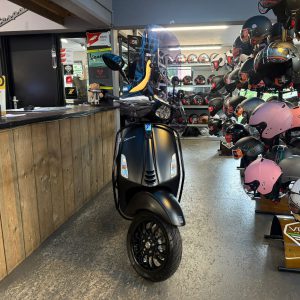 Vespa Sprint Notte 45-km bromfiets bj2020 15714km verkocht