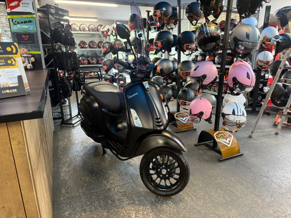 Vespa Sprint Notte 45-km bromfiets bj2020 15714km - Afbeelding 2