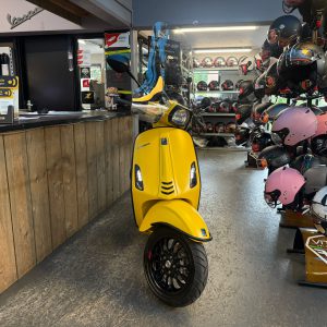 Vespa Sprint 45-km Bromfiets bj2017 8632km 80cc verkocht