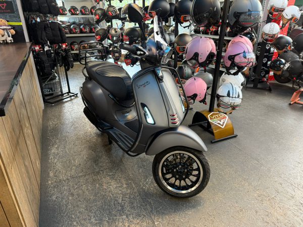 Vespa Sprint 45-km bromfiets bj2015 2163km!! - Afbeelding 2