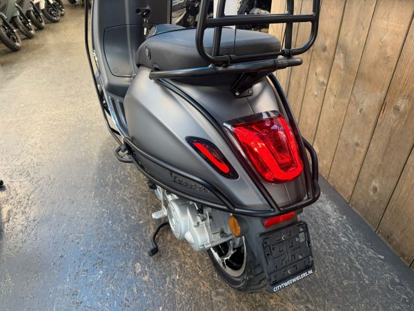 Vespa Sprint 45-km bromfiets bj2015 2163km!! - Afbeelding 4