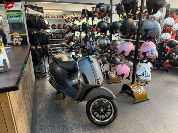 Vespa Sprint 45-km bromfiets bj2016 14622km - Afbeelding 2