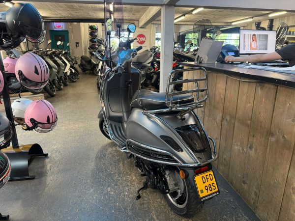 Vespa Sprint 45-km bromfiets bj2016 14622km - Afbeelding 5