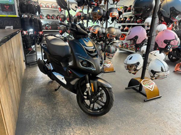 Peugeot Speedfight 4 45-km bromfiets bj2024 4443km!!! - Afbeelding 2