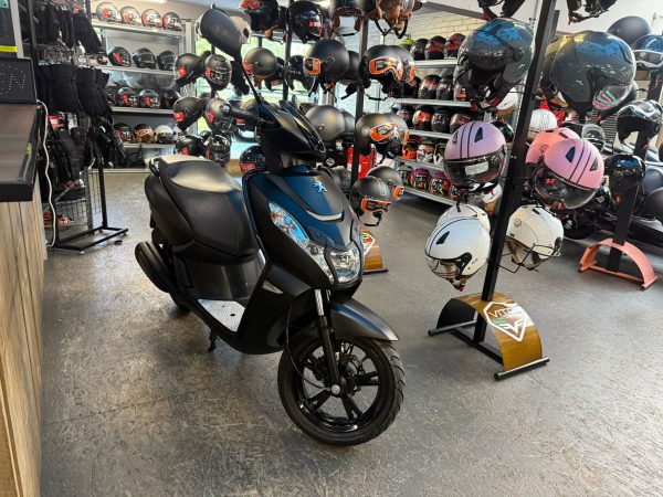peugeot kisbee 45-km bromfiets bj2020 8827km - Afbeelding 2